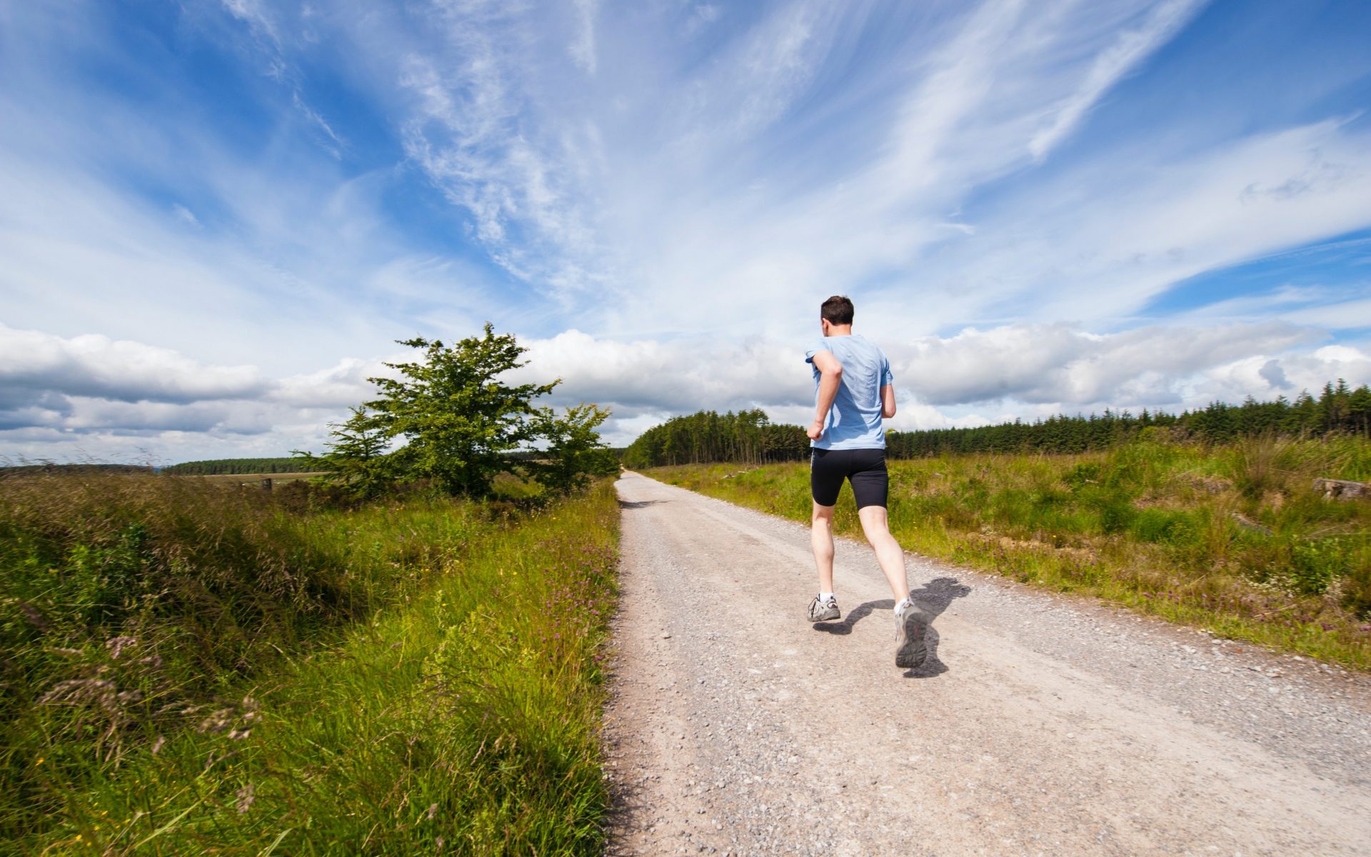 Überlastungen der Achillessehne im Laufsport und daraus resultierende Entzündungen (Achillodynie) sind leider häufig – und oft auch sehr langwierig, wenn sie chronisch werden.