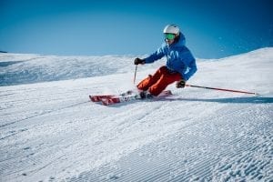 Skifahren bei blauem Himmel